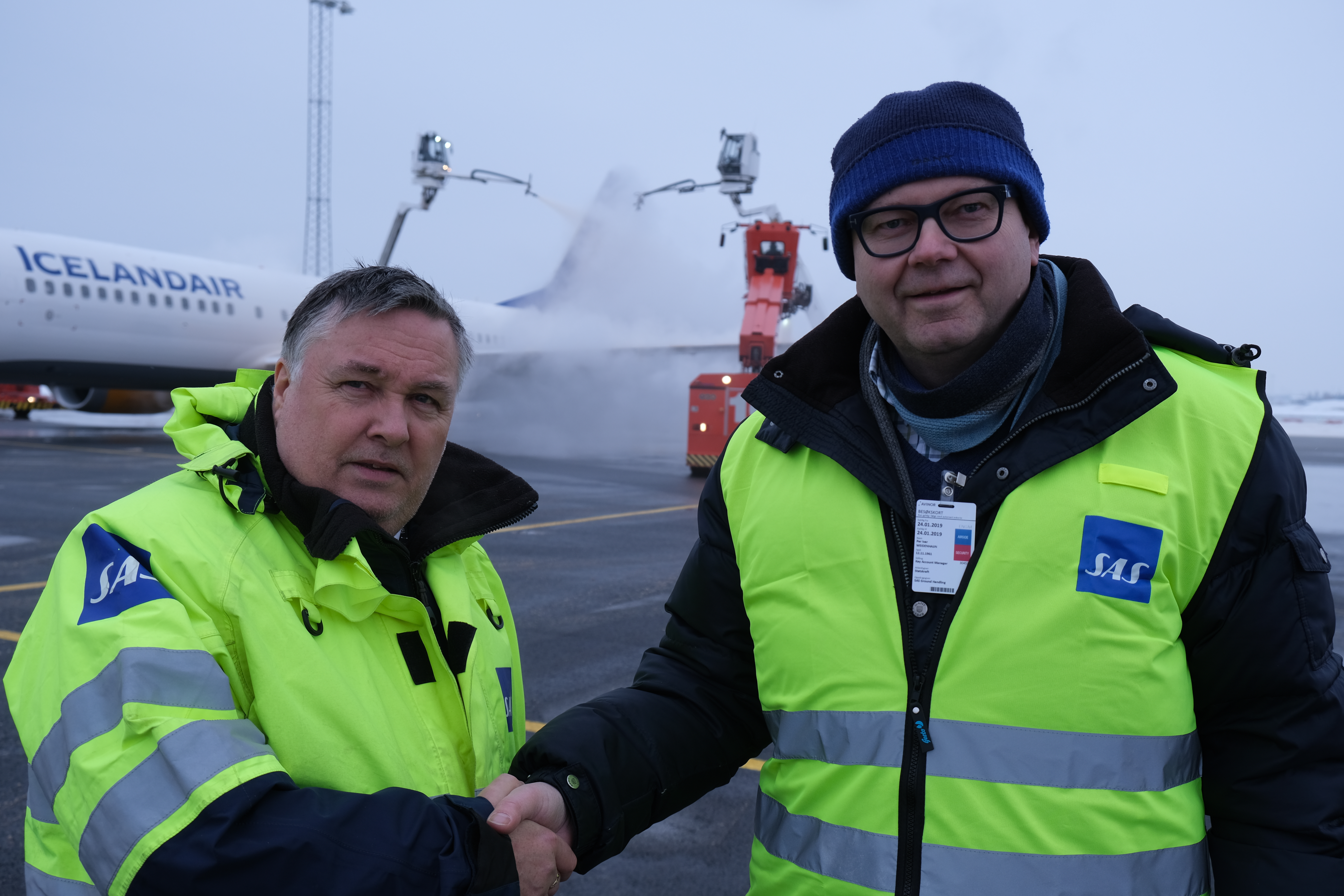 Charles Nyfløt (t.v.) i SAS Ground Handling og Per Weidenhaijin i Statkraft Varme samarbeider om å gjøre avisingen på Gardermoen til verdens reneste. (Foto: Trygve Mellvang-Berg / Norsk Fjernvarme)